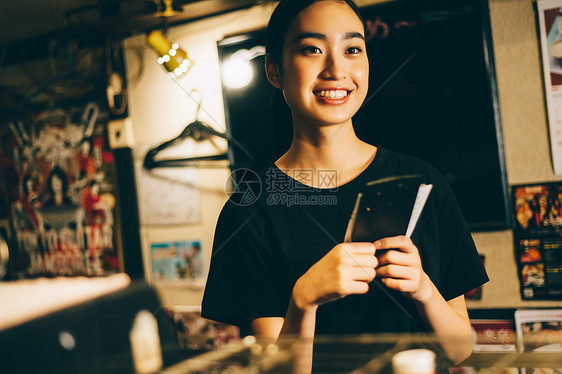 餐厅里兼职的女性图片