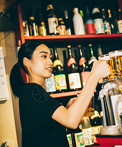 酒吧兼职工作的女人图片