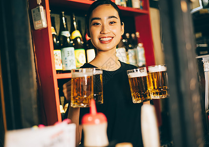 夜晚酒吧兼职工作的女人图片