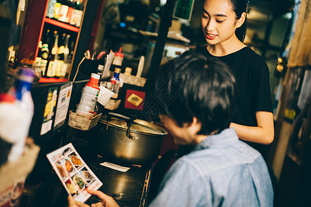 咖啡店年轻职员的的工作日出图片