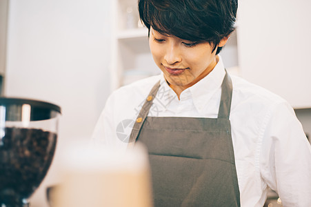 咖啡店年轻职员的的工作日出图片