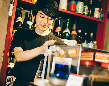 认真工作的酒吧员工图片素材