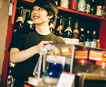 酒屋里的男青年图片