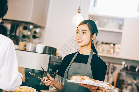 带面包店工作的女职员图片