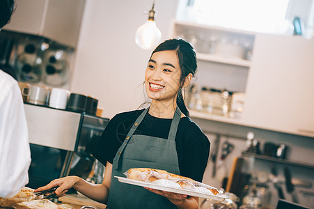 在咖啡店的面包师图片