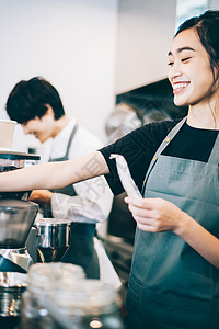 在咖啡店工作的职员图片