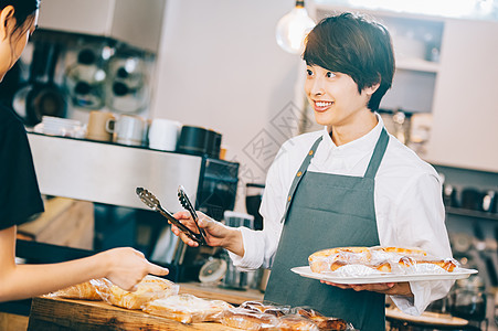 在面包店工作的商务男性图片