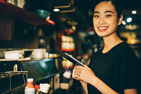 酒屋工作的女性图片