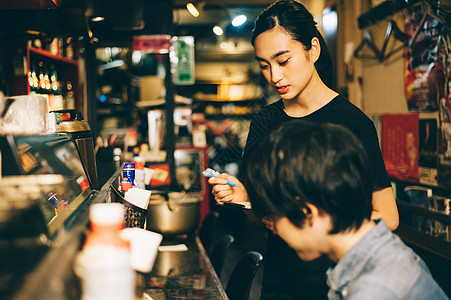 餐厅工作的员工给顾客点餐图片