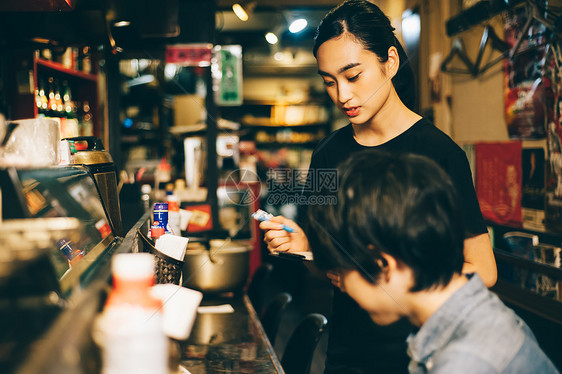 餐厅工作的员工给顾客点餐图片