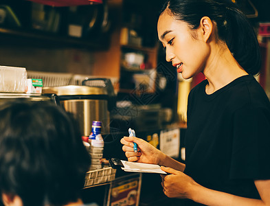 餐厅工作的员工图片