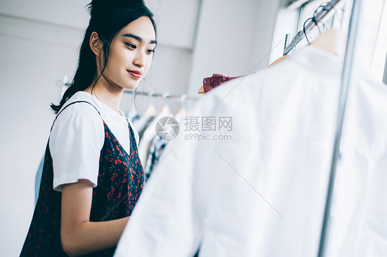 逛街选衣服的女士图片