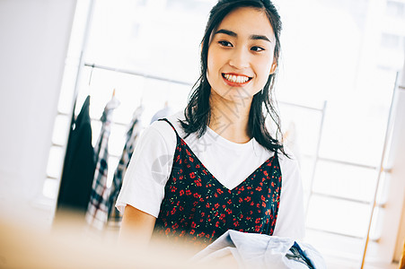 逛街选衣服的女士图片