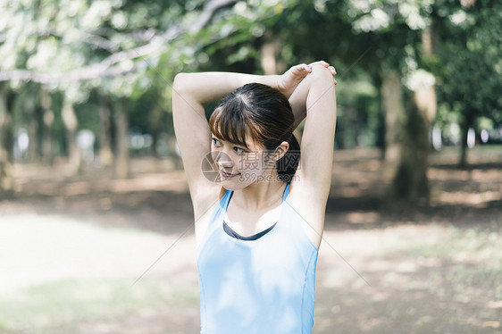 户外穿着运动服拉伸的青年女子图片