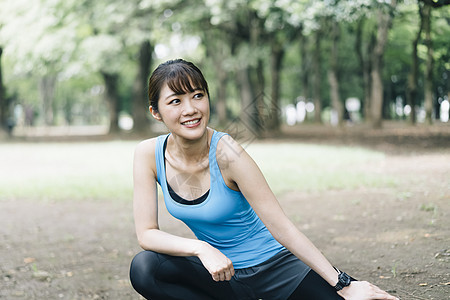 户外运动拉伸锻炼的青年女子图片