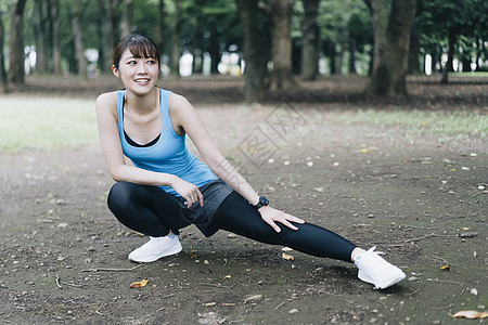 公园里锻炼拉伸的青年女子图片