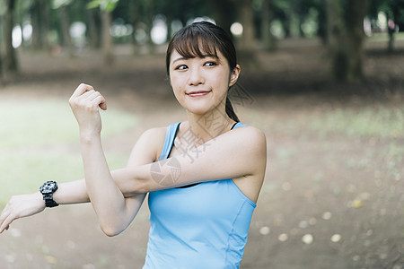 公园运动拉伸的青年女子图片