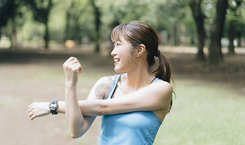 户外公园拉伸运动的青年女子图片