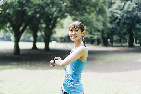 公园里运动的女青年图片