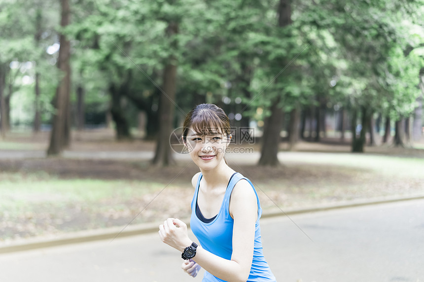 户外跑步运动的女青年图片