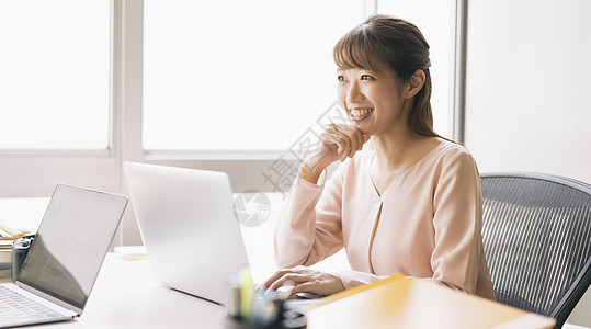 使用笔记本电脑的商务女性图片