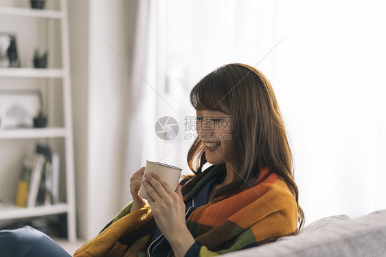 居家捧着咖啡的青年女子图片