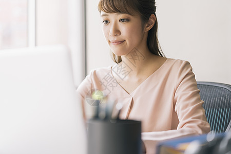 看着笔记本电脑思考的商务女性图片