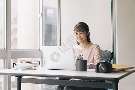 办公室使用笔记本电脑的职业女性图片