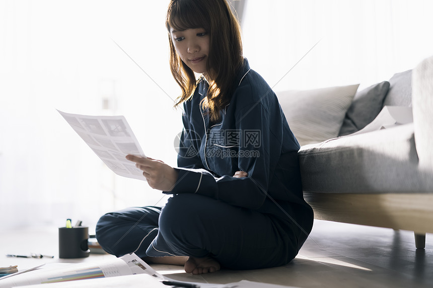 居家拿着资料的青年女子图片