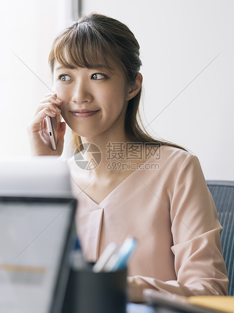 办公室接听电话的职业女性图片