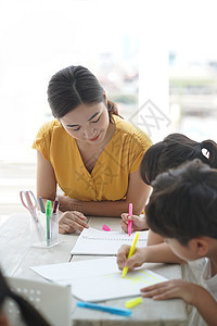 教室里老师教育小学生们图片