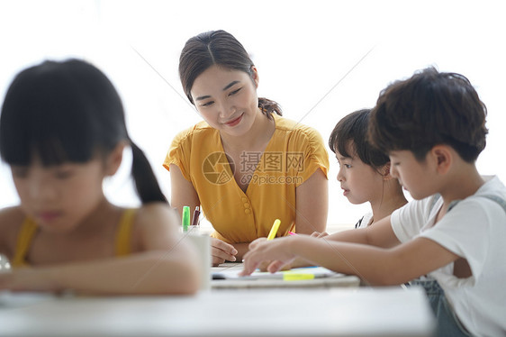 教室里老师教育小学生们图片