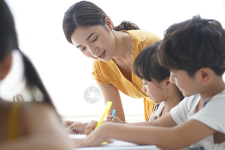 老师教导孩子们的学习写字图片素材