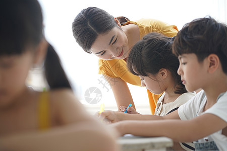 老师教导孩子们的学习写字图片素材