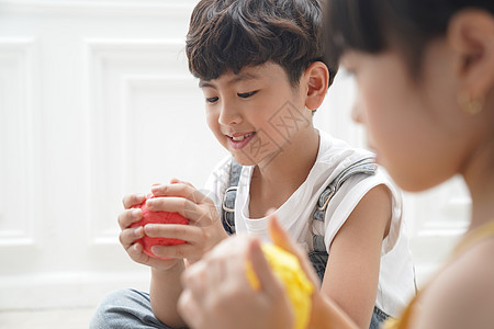 幼儿园玩橡皮泥的可爱儿童图片