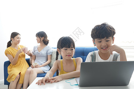 孩子们在家长前使用笔记本电脑图片