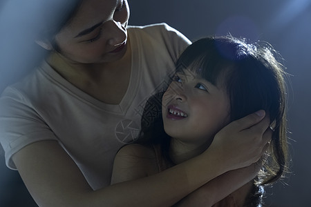 被拥抱的女人室内妈妈疼爱抱着小女儿背景