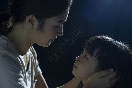 被拥抱的女人室内妈妈疼爱抱着小女儿背景