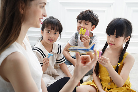 泼水女孩外国老师教小朋友们学英语背景