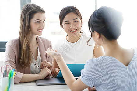 跨国公司的商务女性图片