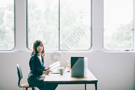 窗壮年职业女女业务肖像图片