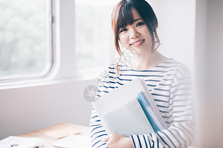 职业女性拿着资料图片