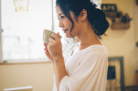 茶台喝咖啡的年轻女孩背景