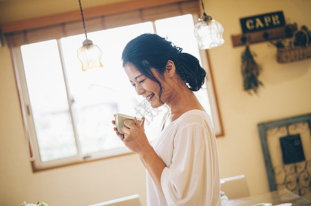 手拿水杯的女青年图片