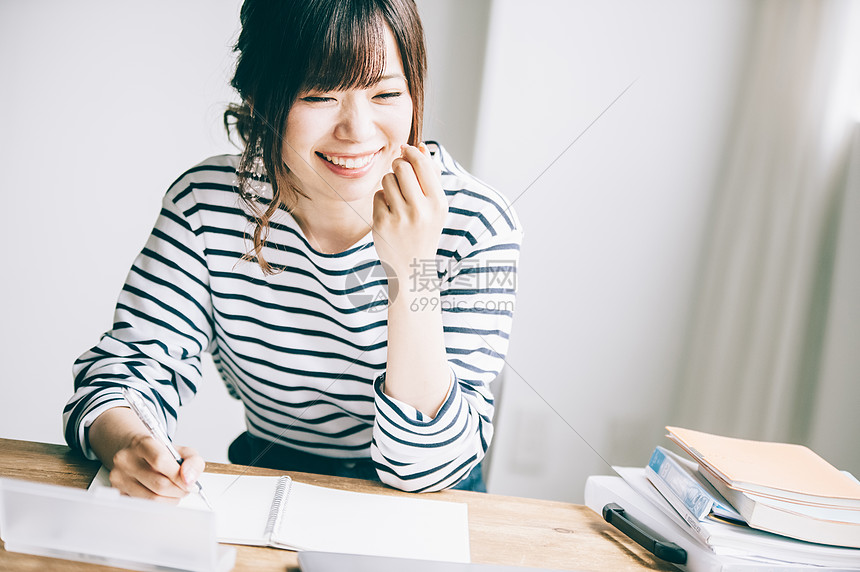 室内办公的女人图片