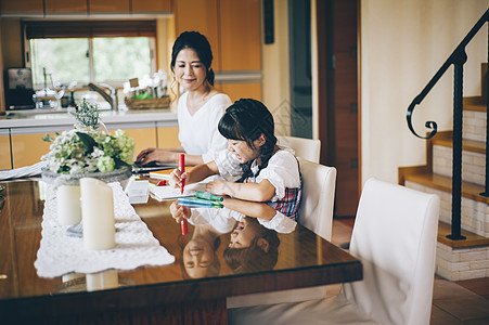 客厅妈妈陪着孩子写作业图片