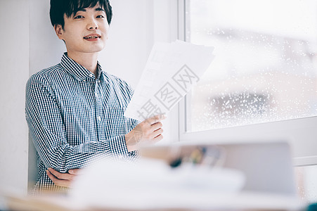 室内用笔记本电脑办公的男子图片