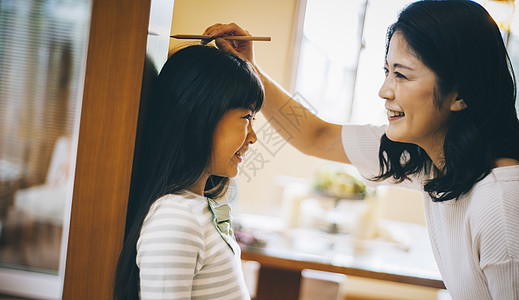 家里量女儿身高的妈妈图片