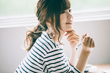 正在学习的年轻女人图片