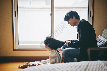 家里爸爸给女儿梳理头发图片